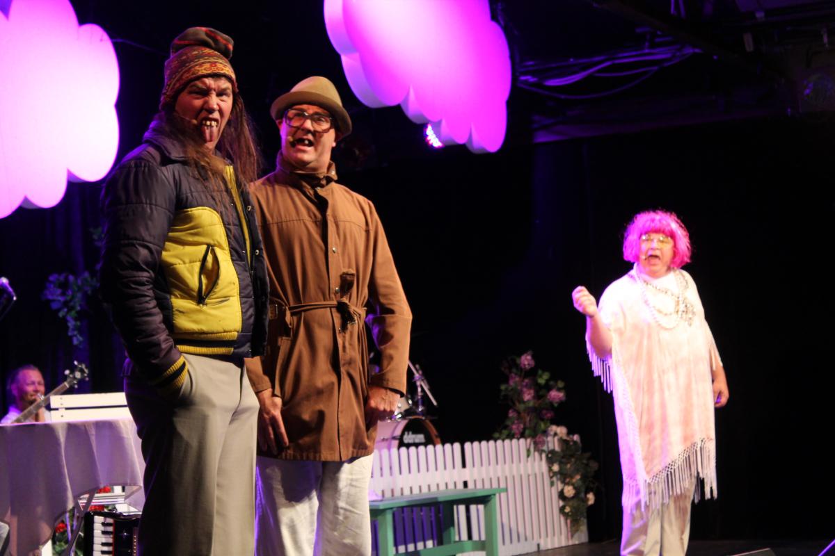 Fredrikstadguttane, med Pål Nielsen, Atle Jensen og Roger Amundsen, har nesten alltid én tematisk linje i revyene sine. Foto: Anders Holstad Lilleng. 