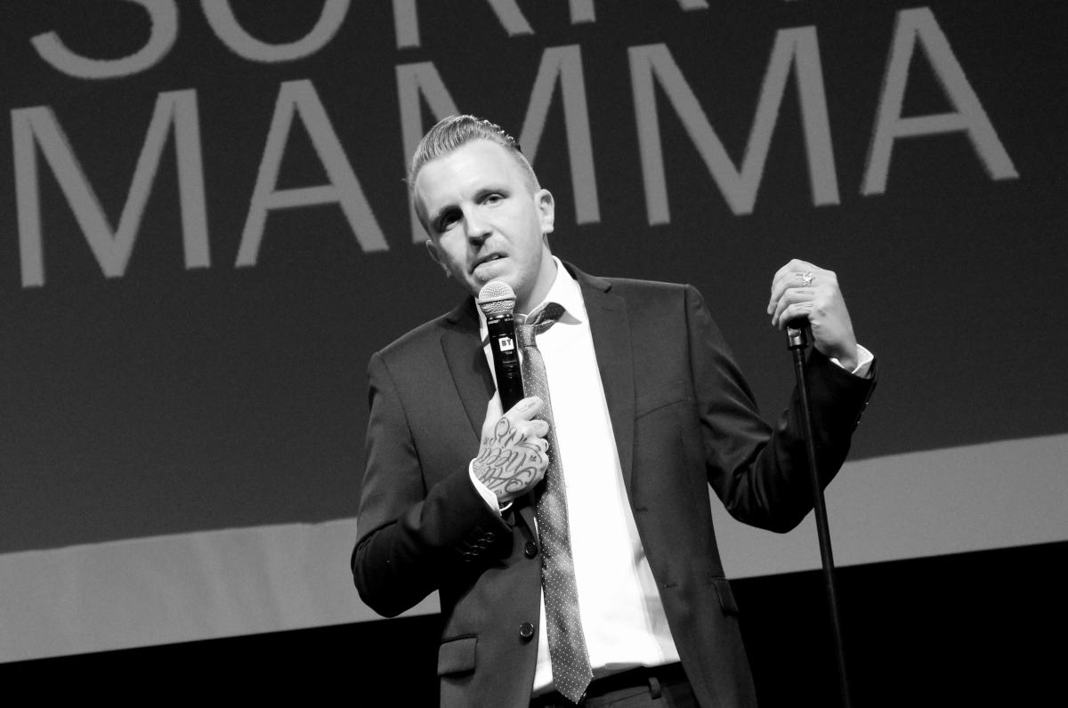 Komiker Ronny Torsteinsen balanserer i forestillingen "Sorry, mamma!" mellom det triste og det humoristiske. Foto: Anders Holstad Lilleng.  