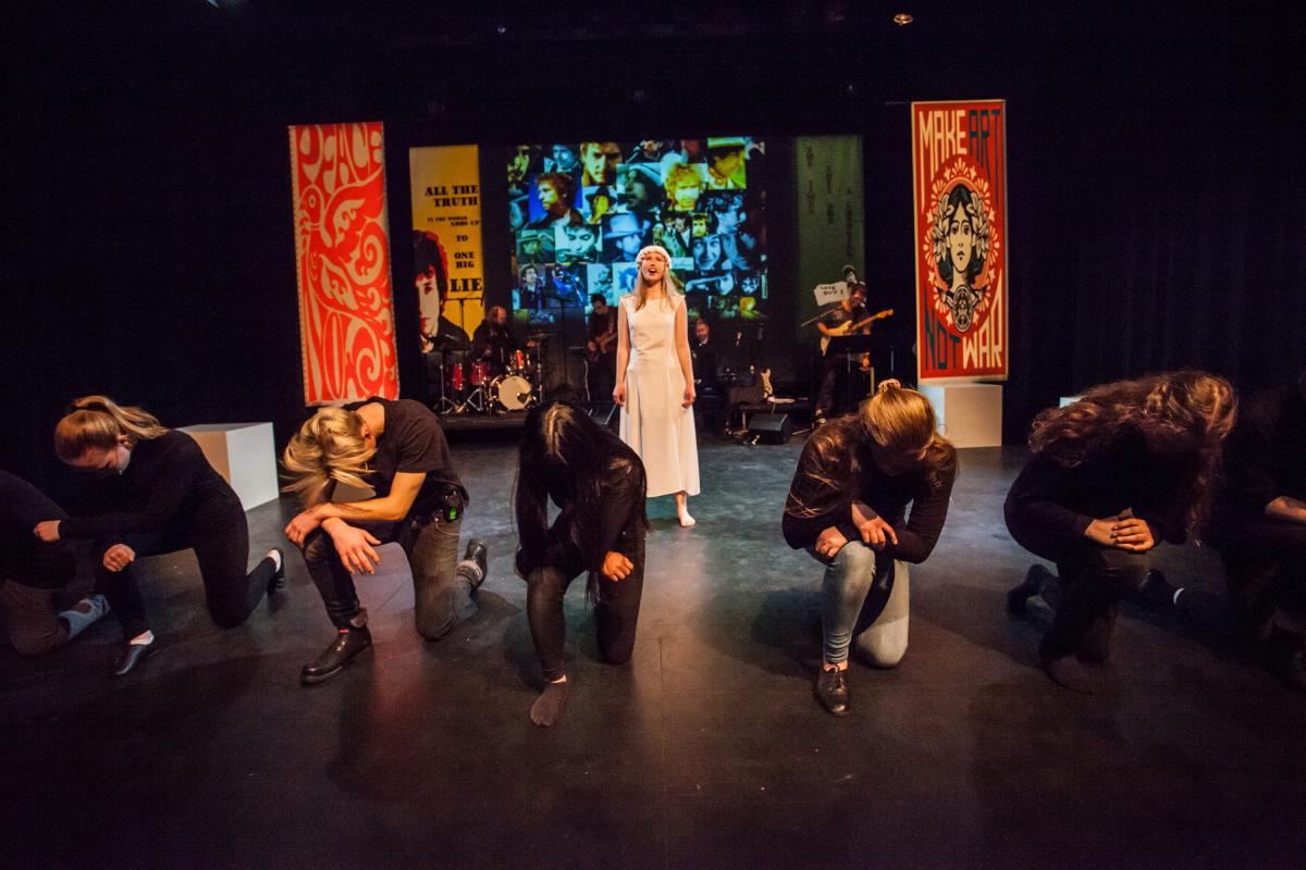 Et hinder står i veien for at karakteren din skal lykkes med målet sitt. Det gir deg som skuespiller mer å spille på. Her fra forestillingen "Dylan - jeg er ikke her" på Cornerteateret. Foto: VT/Rolf Sejerstad. 