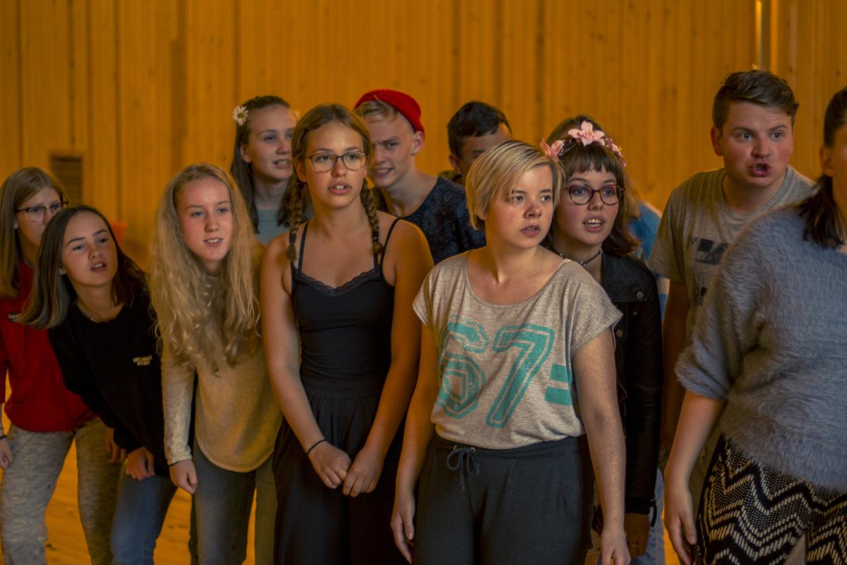 Mange mennesker sammen på rekker