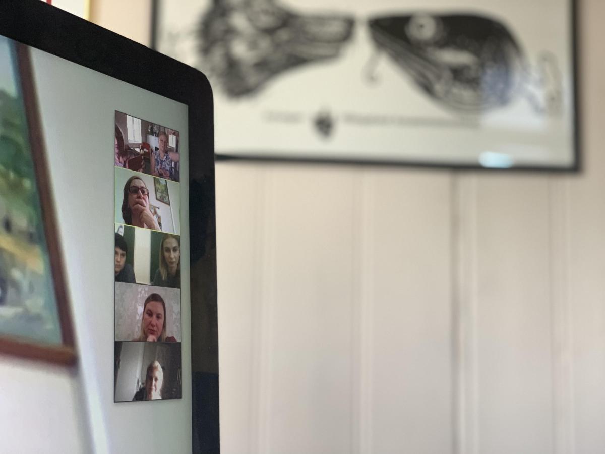 Halv dataskjerm med flere mennesker