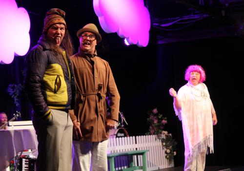 Fredrikstadguttane, med Pål Nielsen, Atle Jensen og Roger Amundsen, har nesten alltid én tematisk linje i revyene sine. Foto: Anders Holstad Lilleng. 