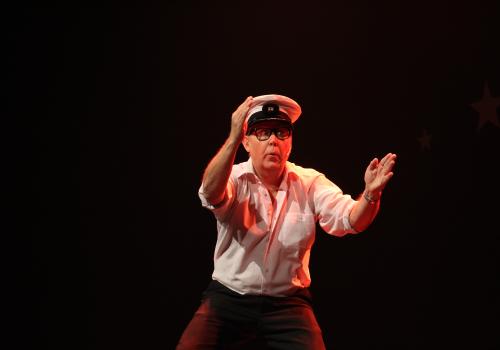 "Dirigenten" med Ole Bergesen i Fitjar Teaterlag. Her fra Norsk Revyfestivals jubileumsforestilling i Olavshallen i 2016. Foto: Norsk Revy. 