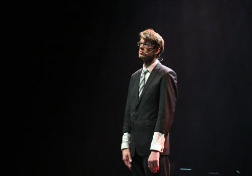 Torgeir Bryge Ødegården bruker overdrivelse til å skape en tilstand publikum kan kjenne seg igjen i. Her fra forestillingen "Det beste fra Norsk Revyfestival 2017", hvor han fremførte en monolog om en konfirmasjonssang. Foto: NRF/Marte Fløan Beisvåg. 