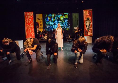 Et hinder står i veien for at karakteren din skal lykkes med målet sitt. Det gir deg som skuespiller mer å spille på. Her fra forestillingen "Dylan - jeg er ikke her" på Cornerteateret. Foto: VT/Rolf Sejerstad. 