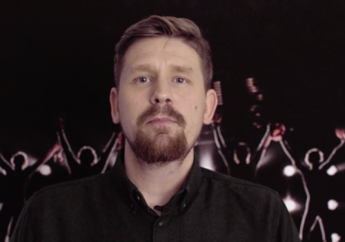 Bilde av mann som snakker