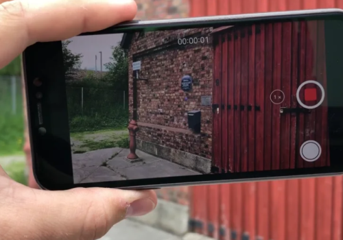 Hånd som filmer med mobilkamera