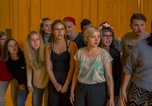 Mange mennesker sammen på rekker