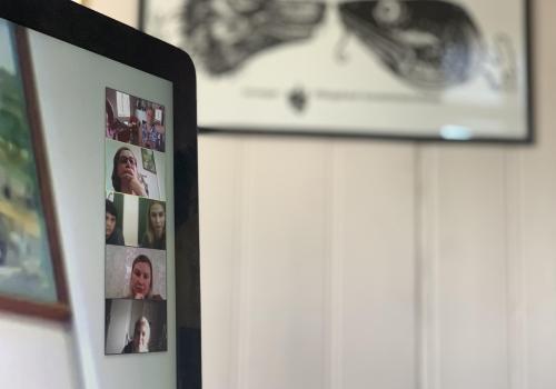 Halv dataskjerm med flere mennesker