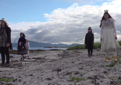 Barn i kostymer ved havet