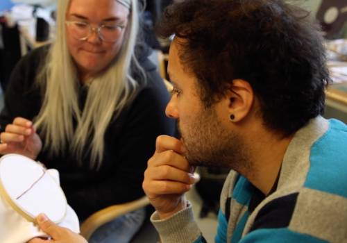 to personer som på et broderi