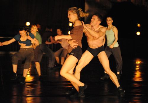 mennesker med lite klær griper hverandre på en scene