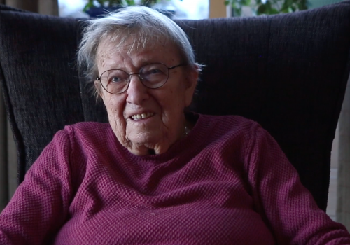 gammel dame i en stol