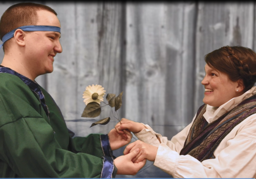 to personer som holder hender