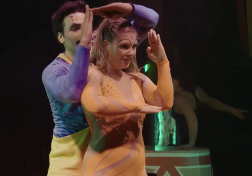 Fra sirkusforestilling- to mennesker