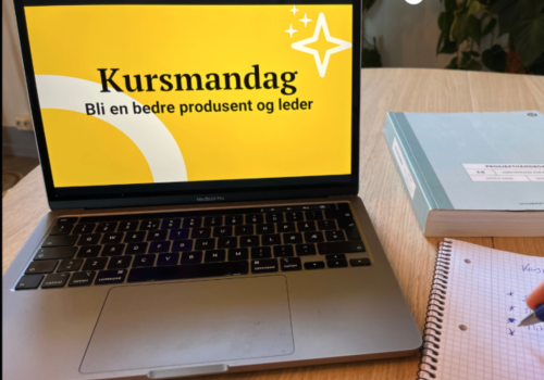 Datamaskin der det står Kursmandag