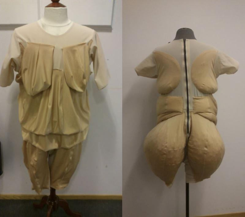 Du kan fylle stoppen med ulike typer materiale. Her er rumpa fylt med skumplast oppklipt i små biter. Det har en ruglet overflate som kan minne om cellulitter. Foto: Nordland Teater. 