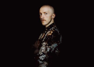 mann i blomstret dressjakke.