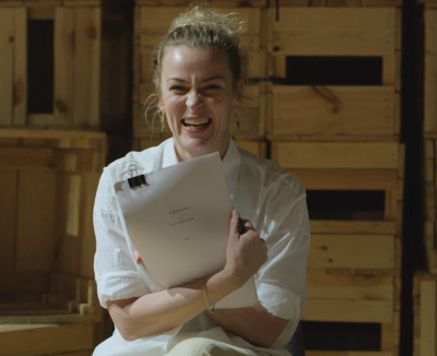 bilde av en dame i hvit ganser som sitter